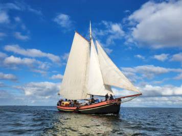 Klipper Anna unter weißen Segeln bei blauem Himmel