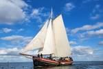 Klipper Anna unter weißen Segeln, vom Bug aus gesehen