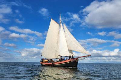 Klipper Anna unter weißen Segeln bei blauem Himmel