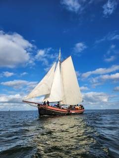 Klipper Anna unter weißen Segeln, vom Bug aus gesehen