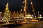 Klipper Anna mit Festbeleuchtung am Abend