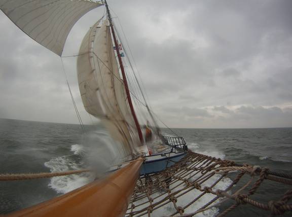 Blick vom Bugspriet der Avanti während des Segelns