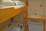 Holzetagenbett und Waschbecken in einer Kabine der Avanti
