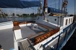 Sitzbereich mit Holzbänken an Deck der Avanti