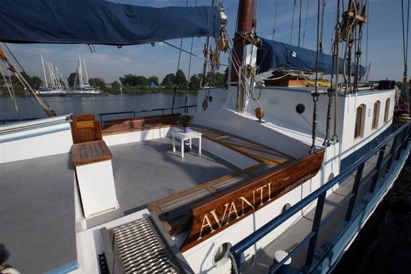 Sitzbereich mit Holzbänken an Deck der Avanti