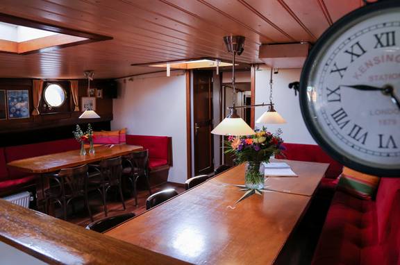 Esstische und Wanduhr im Salon der Avondrood