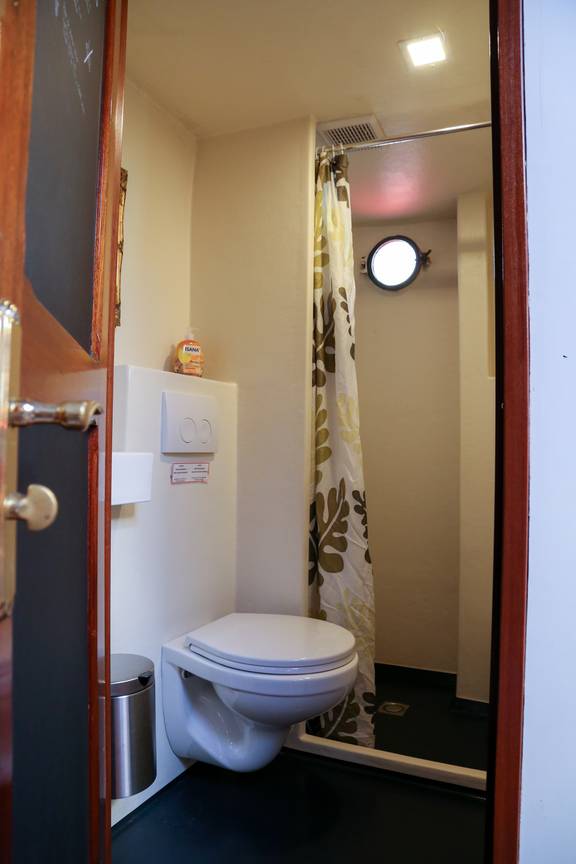 Toilette und Dusche an Bord der Avondrood