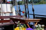 Holztisch an Deck der Avondrood mit Blick auf das Wasser