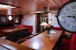 Esstische und Wanduhr im Salon der Avondrood