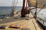 Holzdeck der Avontuur während des Segelns