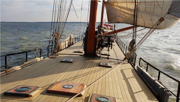 Holzdeck der Avontuur während des Segelns
