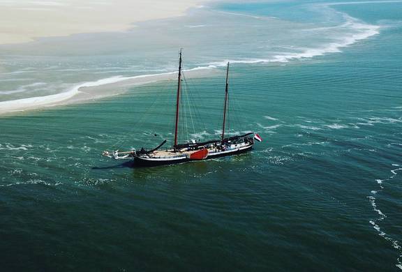 Luftaufnahme der Avontuur bei den Sandbänken von Terschelling