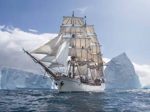 Bark Europa segelt an einem großen Eisberg vorbei