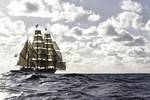 Bark Europa unter Segeln zwischen den Wellen