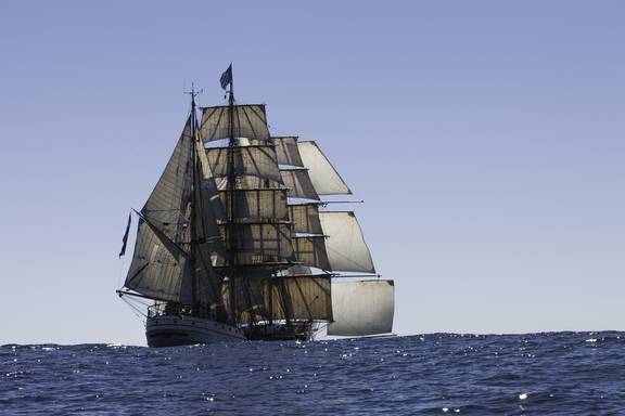 Bark Europa unter vollen Segeln auf See, von hinten gesehen