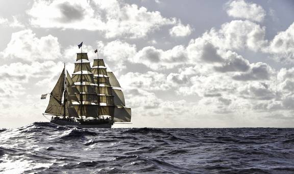Bark Europa unter Segeln zwischen den Wellen