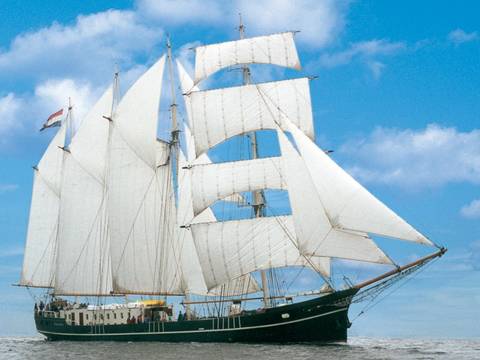 Barkentine Summertime mit gesetzten weißen Segeln