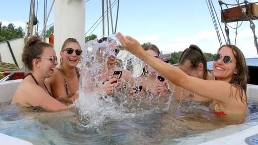 Gäste spritzen mit Wasser im Whirlpool der Summertime