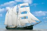 Barkentine Summertime mit gesetzten weißen Segeln
