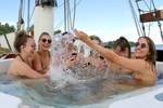 Gäste spritzen mit Wasser im Whirlpool der Summertime