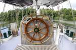 Holzsteuerrad auf dem Achterdeck der Summertime
