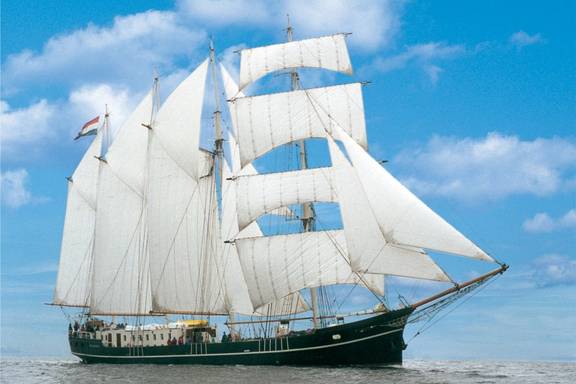 Barkentine Summertime mit gesetzten weißen Segeln