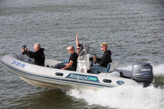 Gäste fahren im Festrumpfschlauchboot der Summertime mit
