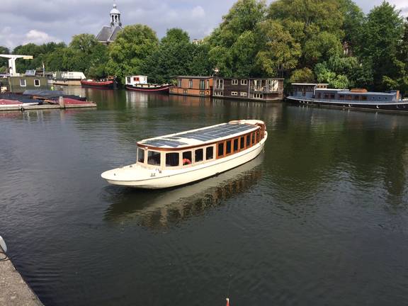 Salonboot Belle van Zuylen auf einer Amsterdamer Gracht