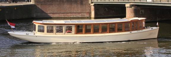 Salonboot Belle van Zuylen auf dem Wasser, von der Seite gesehen