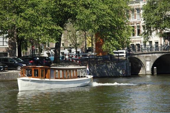 Salonboot Belle van Zuylen an einer Brücke in Amsterdam