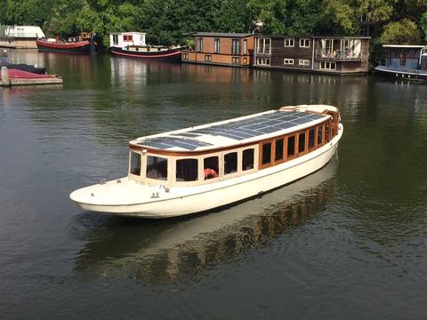 Salonboot Belle van Zuylen fährt auf einer Stadtgracht