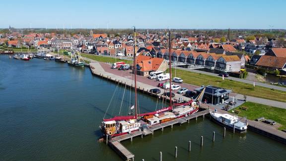Luftaufnahme des Hafens und der Uferpromenade von Makkum