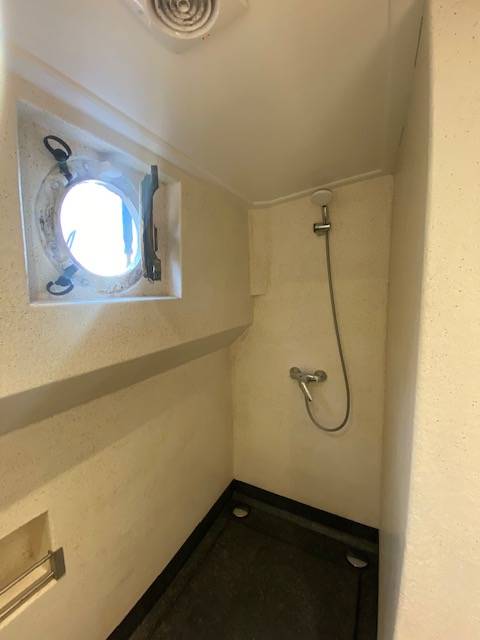 Dusche mit Bullauge an Bord der Boekanier