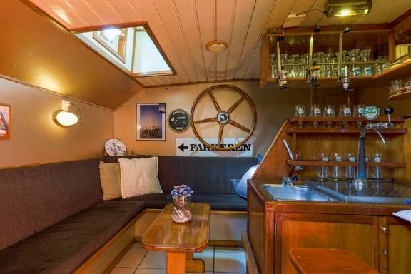 Holzbar und Sitzecke mit maritimer Dekoration auf der Boekanier