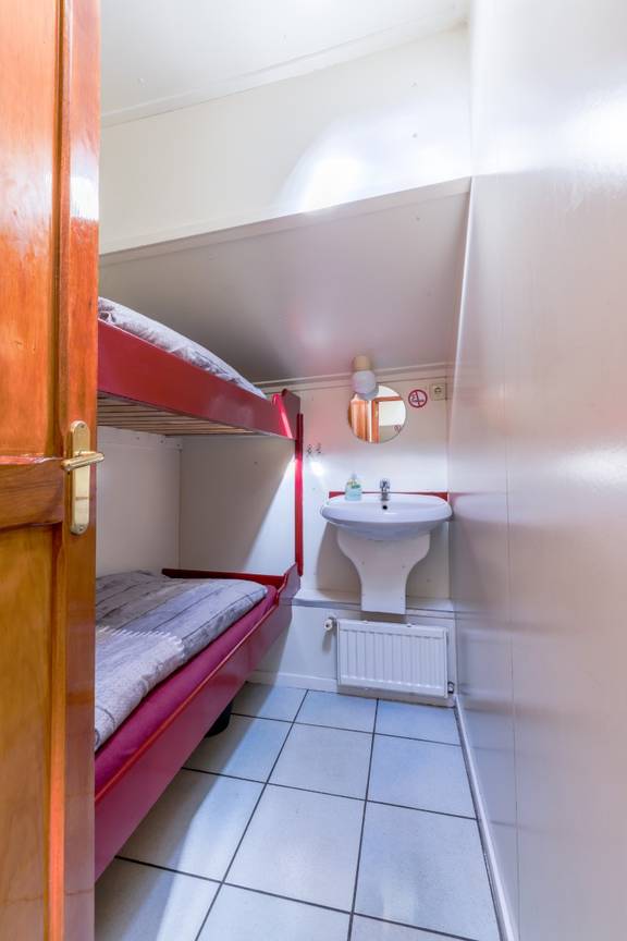 Zweibettkabine mit Etagenbett und Waschbecken auf der Boekanier