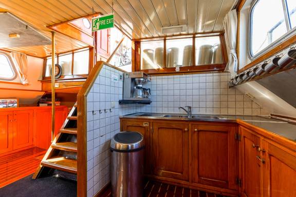 Kombüse mit Holzschränken neben der Treppe auf der Boekanier