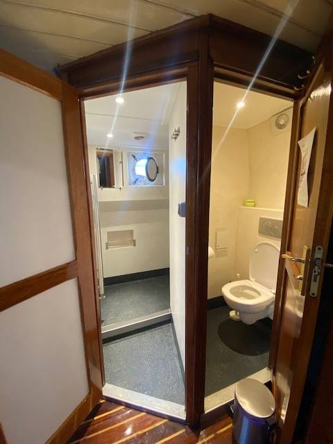 Dusche und Toilette an Bord der Boekanier