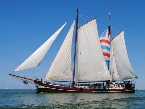 Boekanier unter weißen Segeln auf offenem Wasser