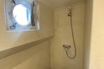Dusche mit Bullauge an Bord der Boekanier