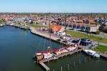 Luftaufnahme des Hafens und der Uferpromenade von Makkum