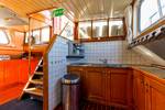 Kombüse mit Holzschränken neben der Treppe auf der Boekanier