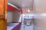 Zweibettkabine mit Etagenbett und Waschbecken auf der Boekanier