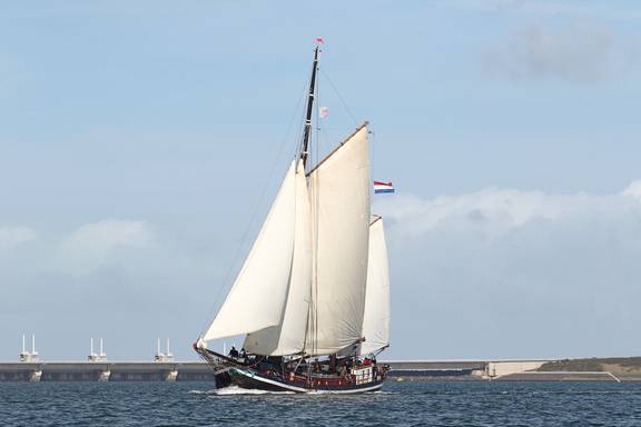 Bonnefooi unter weißen Segeln auf offenem Wasser
