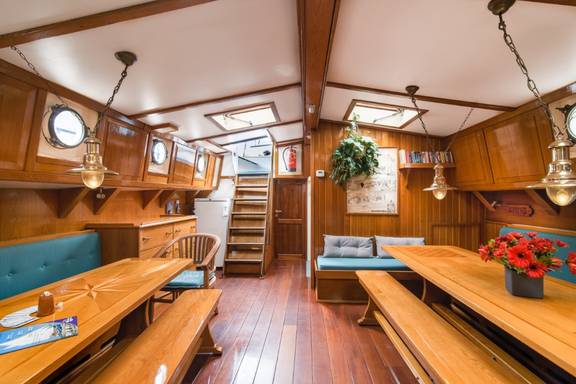 Salon der Bonnefooi mit Holztischen und Oberlichtern