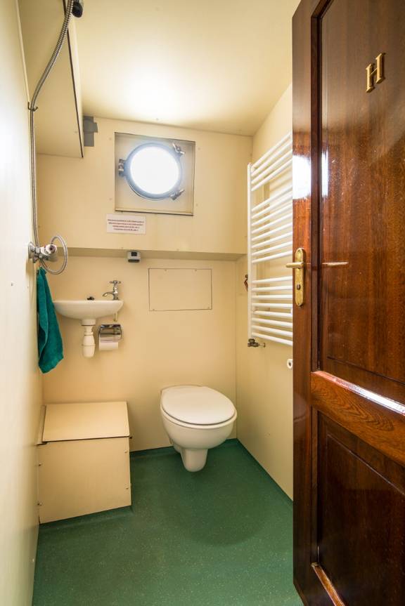 Toilette und Waschbecken im Badezimmer der Bonnefooi
