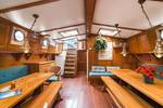 Salon der Bonnefooi mit Holztischen und Oberlichtern