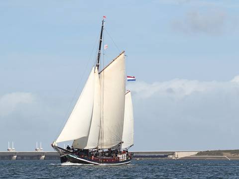 Bonnefooi unter weißen Segeln auf offenem Wasser