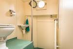 Dusche und Waschbecken an Bord der Bonnefooi