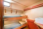 Zweibettkabine mit Etagenbett und Waschbecken auf der Bonnefooi
