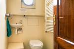 Toilette und Waschbecken im Badezimmer der Bonnefooi